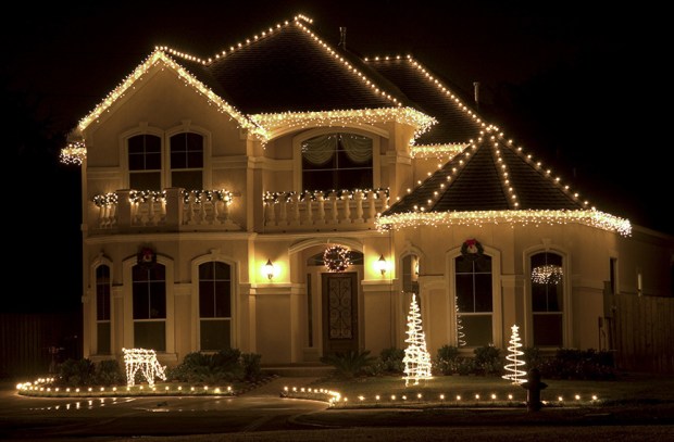 classic-white-christmas-roof-lights